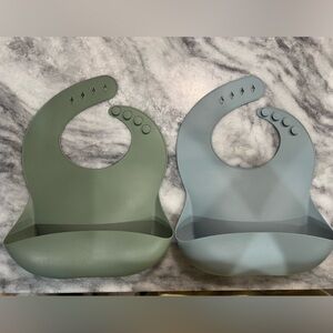 Blissbury Silicone Bibs in Blue and Green